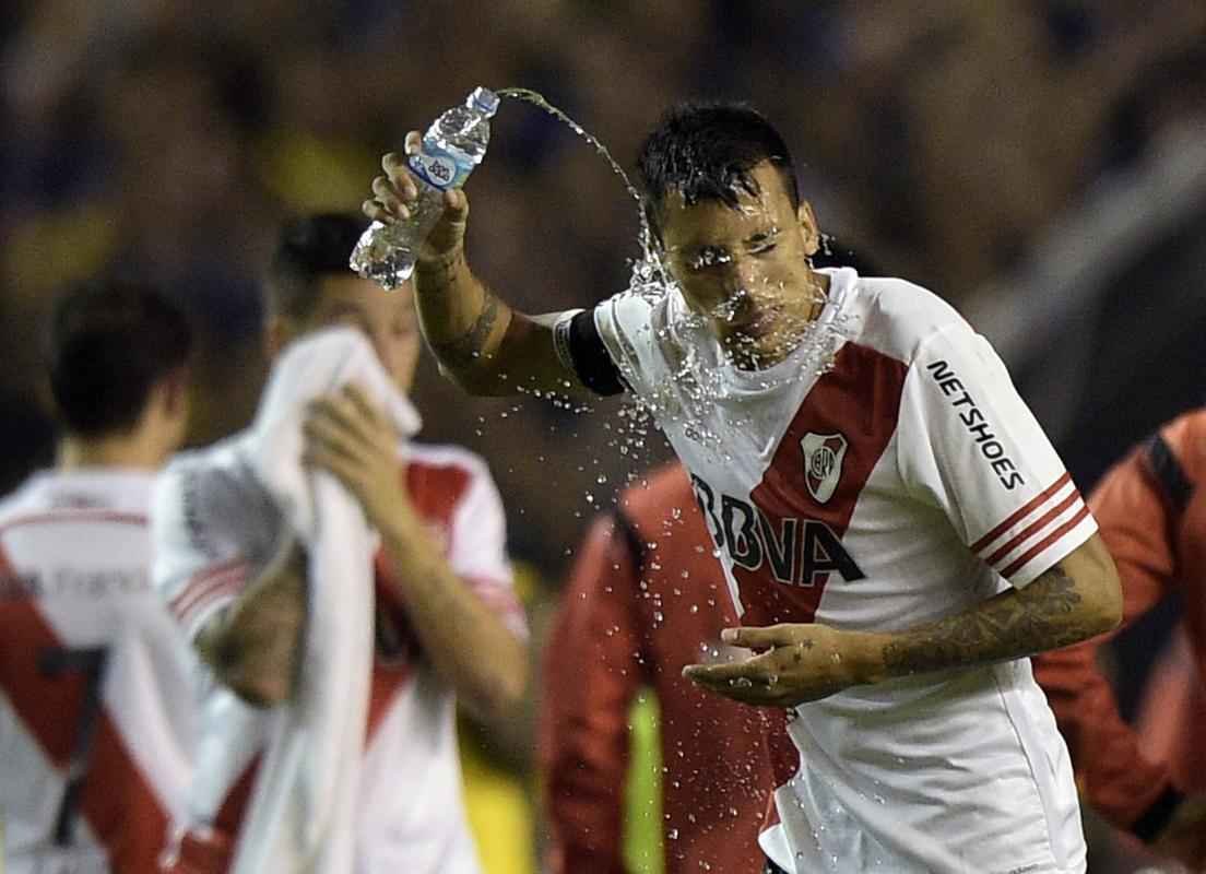 Fotos da enorme confuso no jogo entre Boca Juniors e River Plate, pela Copa Libertadores