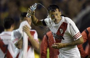 Fotos da enorme confuso no jogo entre Boca Juniors e River Plate, pela Copa Libertadores