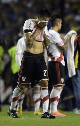 Fotos da enorme confuso no jogo entre Boca Juniors e River Plate, pela Copa Libertadores