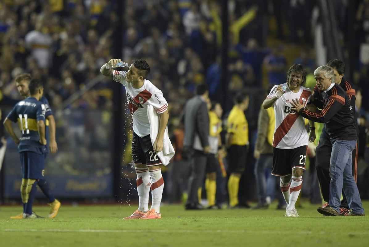 Fotos da enorme confuso no jogo entre Boca Juniors e River Plate, pela Copa Libertadores