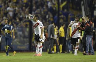 Fotos da enorme confuso no jogo entre Boca Juniors e River Plate, pela Copa Libertadores