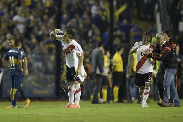 Fotos da enorme confuso no jogo entre Boca Juniors e River Plate, pela Copa Libertadores