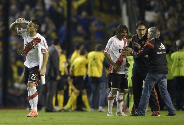 Fotos da enorme confuso no jogo entre Boca Juniors e River Plate, pela Copa Libertadores