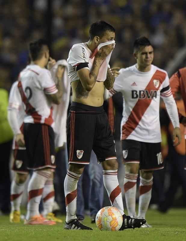 Fotos da enorme confuso no jogo entre Boca Juniors e River Plate, pela Copa Libertadores
