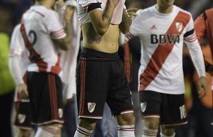 Fotos da enorme confuso no jogo entre Boca Juniors e River Plate, pela Copa Libertadores