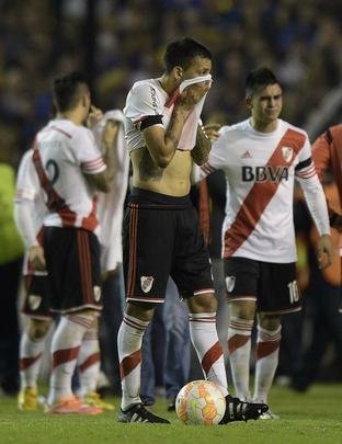 Fotos da enorme confuso no jogo entre Boca Juniors e River Plate, pela Copa Libertadores