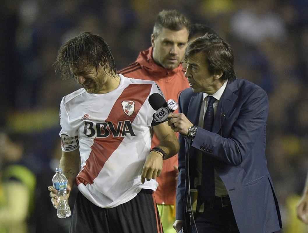 Fotos da enorme confuso no jogo entre Boca Juniors e River Plate, pela Copa Libertadores