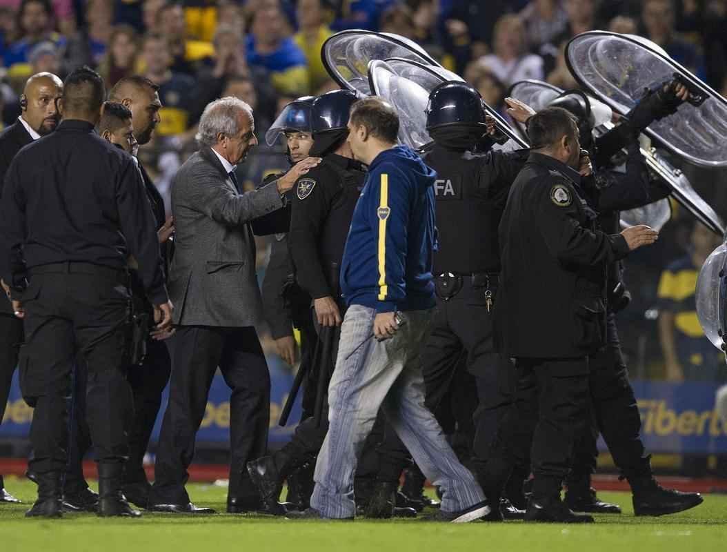 Fotos da enorme confuso no jogo entre Boca Juniors e River Plate, pela Copa Libertadores