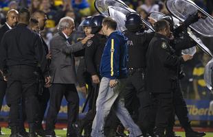 Fotos da enorme confuso no jogo entre Boca Juniors e River Plate, pela Copa Libertadores