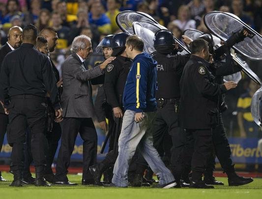 Fotos da enorme confuso no jogo entre Boca Juniors e River Plate, pela Copa Libertadores