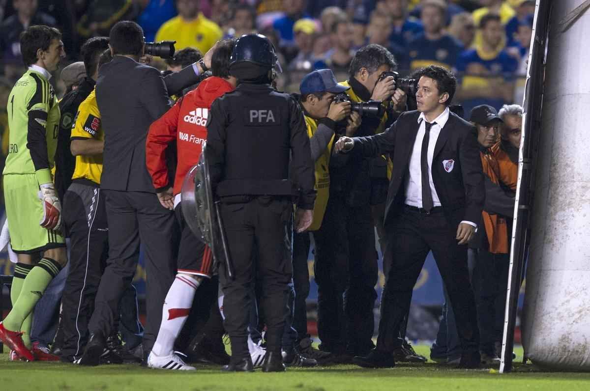 Fotos da enorme confuso no jogo entre Boca Juniors e River Plate, pela Copa Libertadores
