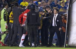 Fotos da enorme confuso no jogo entre Boca Juniors e River Plate, pela Copa Libertadores