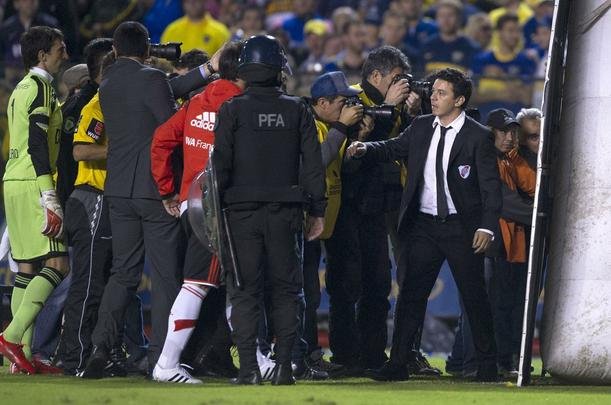 Fotos da enorme confuso no jogo entre Boca Juniors e River Plate, pela Copa Libertadores