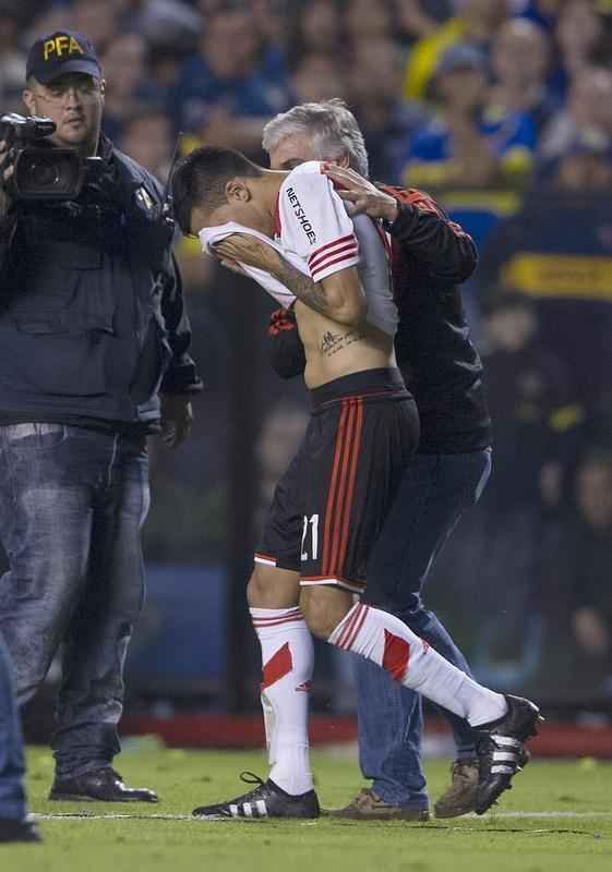 Fotos da enorme confuso no jogo entre Boca Juniors e River Plate, pela Copa Libertadores