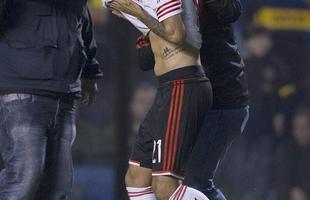 Fotos da enorme confuso no jogo entre Boca Juniors e River Plate, pela Copa Libertadores