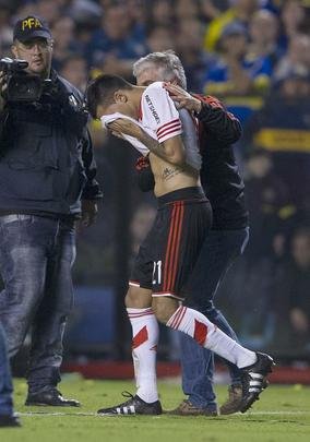 Fotos da enorme confuso no jogo entre Boca Juniors e River Plate, pela Copa Libertadores