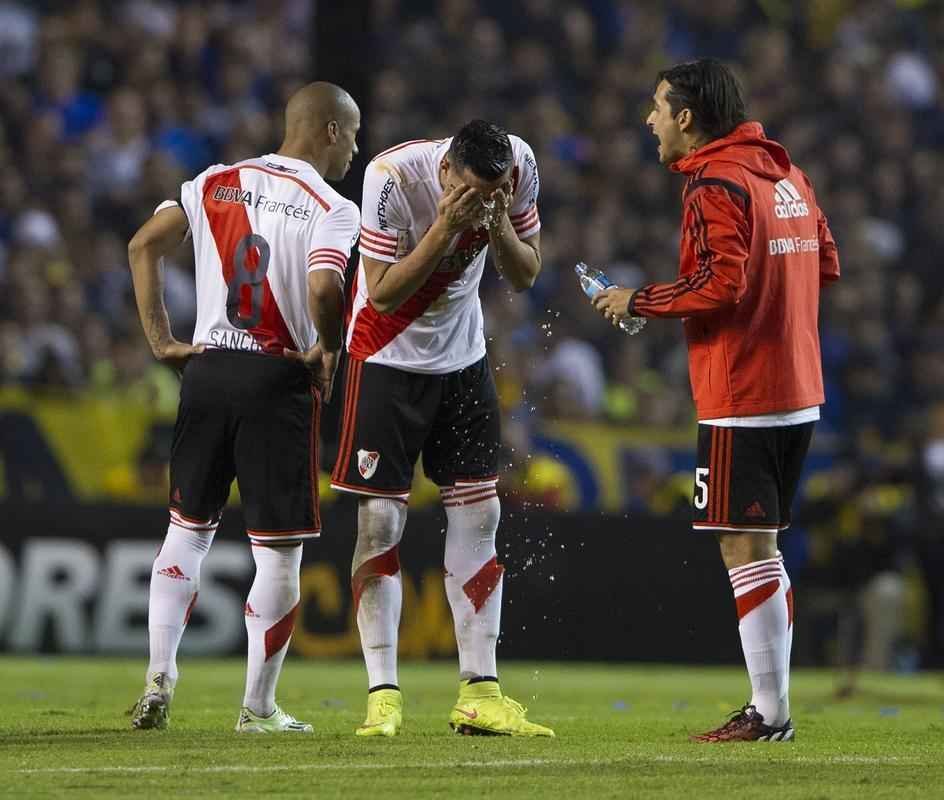 Fotos da enorme confuso no jogo entre Boca Juniors e River Plate, pela Copa Libertadores