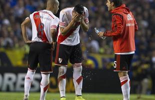 Fotos da enorme confuso no jogo entre Boca Juniors e River Plate, pela Copa Libertadores