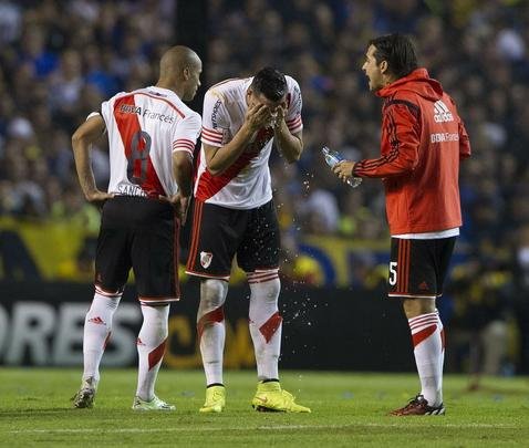 Fotos da enorme confuso no jogo entre Boca Juniors e River Plate, pela Copa Libertadores