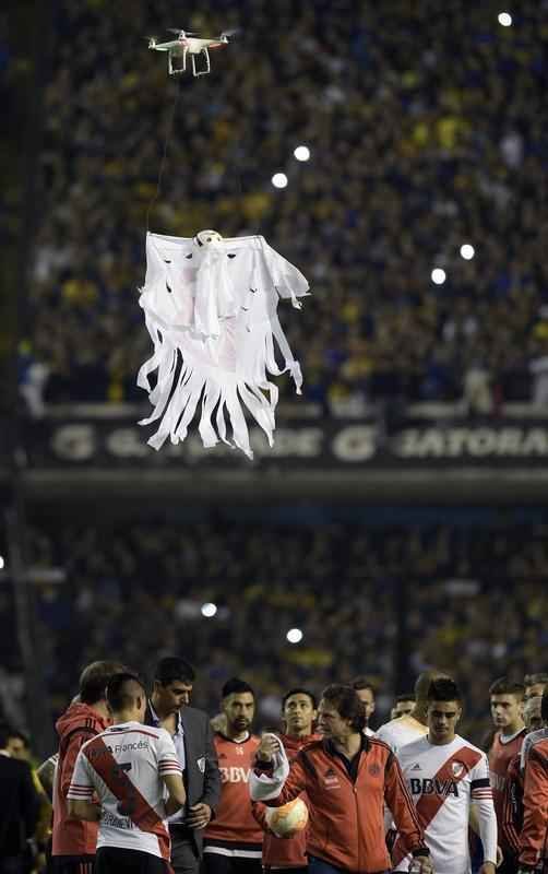 Fotos da enorme confuso no jogo entre Boca Juniors e River Plate, pela Copa Libertadores - Drone da torcida do Boca ergue fantasma com a letra 'B' referente ao rebaixamento do River