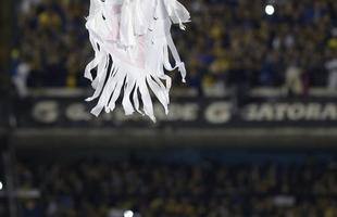 Fotos da enorme confuso no jogo entre Boca Juniors e River Plate, pela Copa Libertadores - Drone da torcida do Boca ergue fantasma com a letra 'B' referente ao rebaixamento do River