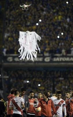 Fotos da enorme confuso no jogo entre Boca Juniors e River Plate, pela Copa Libertadores - Drone da torcida do Boca ergue fantasma com a letra 'B' referente ao rebaixamento do River