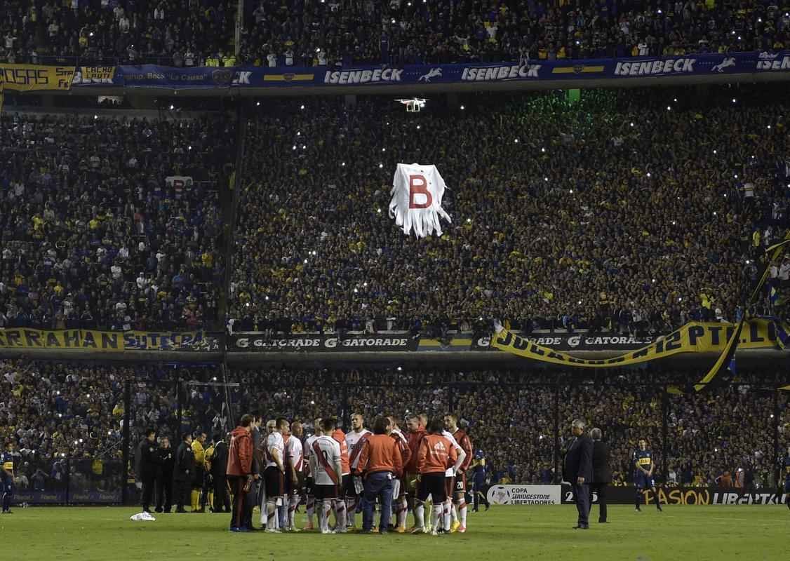 Fotos da enorme confuso no jogo entre Boca Juniors e River Plate, pela Copa Libertadores - Drone da torcida do Boca ergue fantasma com a letra 'B', referente ao rebaixamento do River