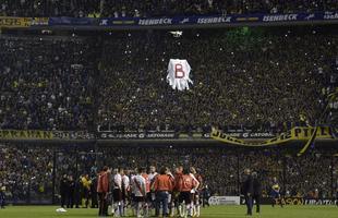Fotos da enorme confuso no jogo entre Boca Juniors e River Plate, pela Copa Libertadores - Drone da torcida do Boca ergue fantasma com a letra 'B', referente ao rebaixamento do River