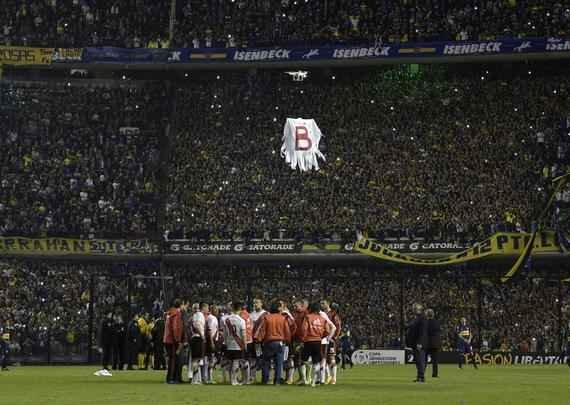 Fotos da enorme confuso no jogo entre Boca Juniors e River Plate, pela Copa Libertadores - Drone da torcida do Boca ergue fantasma com a letra 'B', referente ao rebaixamento do River