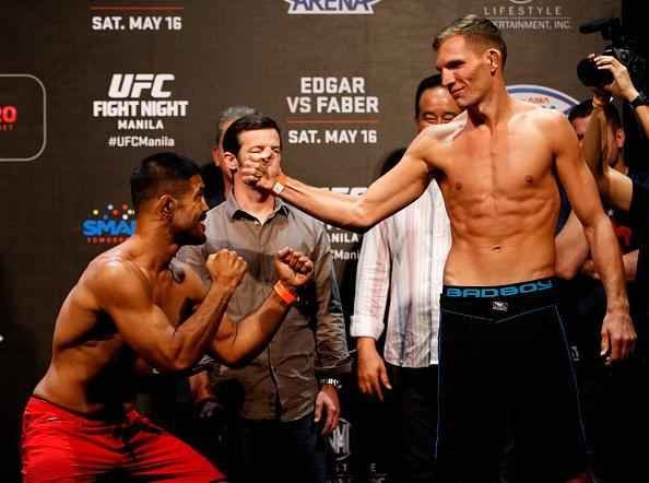 Mark Munoz brinca com Luke Barnatt no momento da encarada 