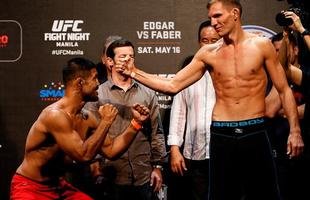 Mark Munoz brinca com Luke Barnatt no momento da encarada 