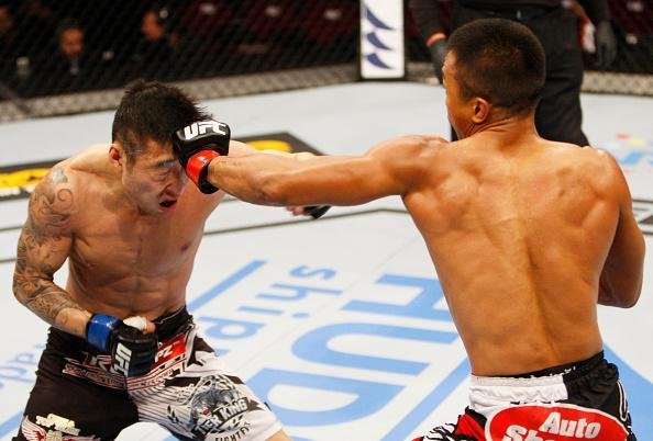 Yao Zhikui (luvas azuis) venceu Nolan Ticman por deciso dividida