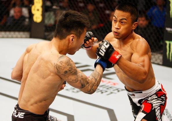 Yao Zhikui (luvas azuis) venceu Nolan Ticman por deciso dividida