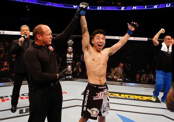 Yao Zhikui (luvas azuis) venceu Nolan Ticman por deciso dividida