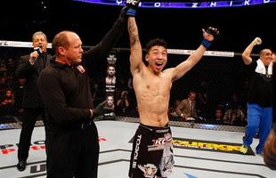 Yao Zhikui (luvas azuis) venceu Nolan Ticman por deciso dividida