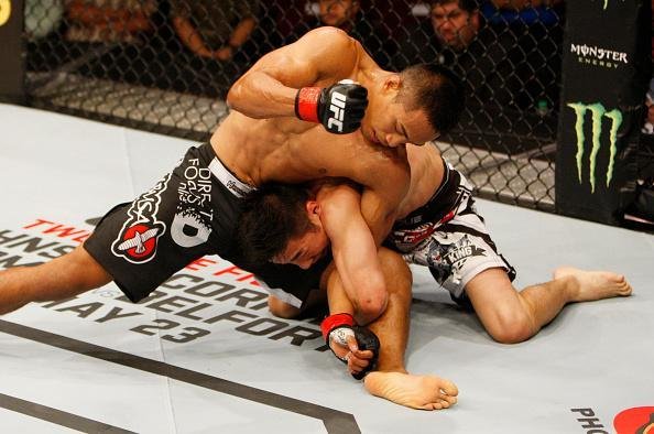 Yao Zhikui (luvas azuis) venceu Nolan Ticman por deciso dividida