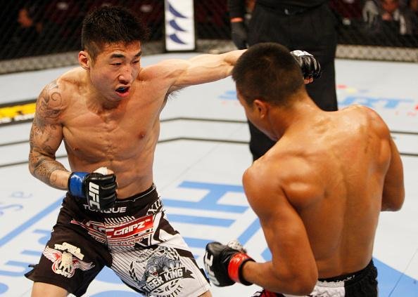 Yao Zhikui (luvas azuis) venceu Nolan Ticman por deciso dividida