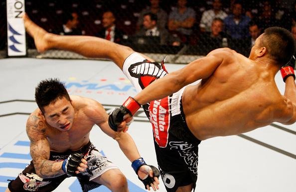 Yao Zhikui (luvas azuis) venceu Nolan Ticman por deciso dividida