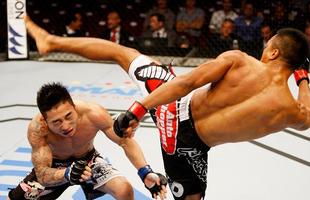 Yao Zhikui (luvas azuis) venceu Nolan Ticman por deciso dividida