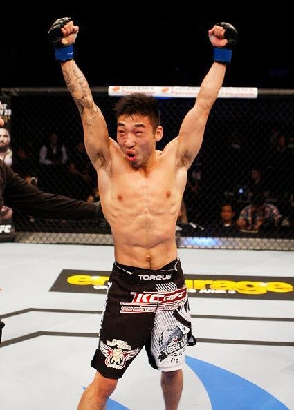 Yao Zhikui (luvas azuis) venceu Nolan Ticman por deciso dividida