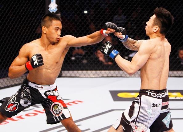 Yao Zhikui (luvas azuis) venceu Nolan Ticman por deciso dividida