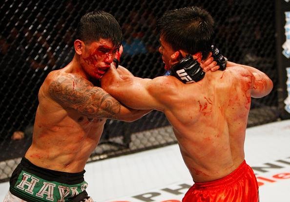 Jon Delos Reyes (bermuda preta) venceu Roldan Sangcha-an por finalizao no segundo round