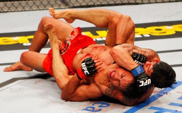 Jon Delos Reyes (bermuda preta) venceu Roldan Sangcha-an por finalizao no segundo round