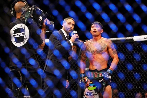 Jon Delos Reyes (bermuda preta) venceu Roldan Sangcha-an por finalizao no segundo round