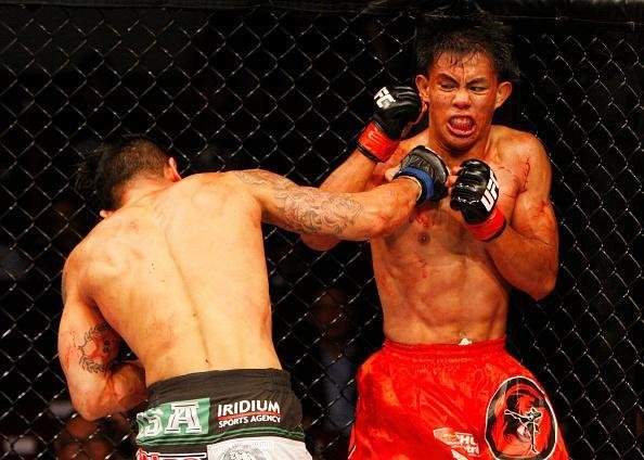 Jon Delos Reyes (bermuda preta) venceu Roldan Sangcha-an por finalizao no segundo round