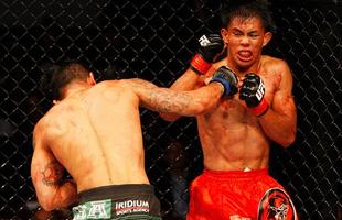 Jon Delos Reyes (bermuda preta) venceu Roldan Sangcha-an por finalizao no segundo round