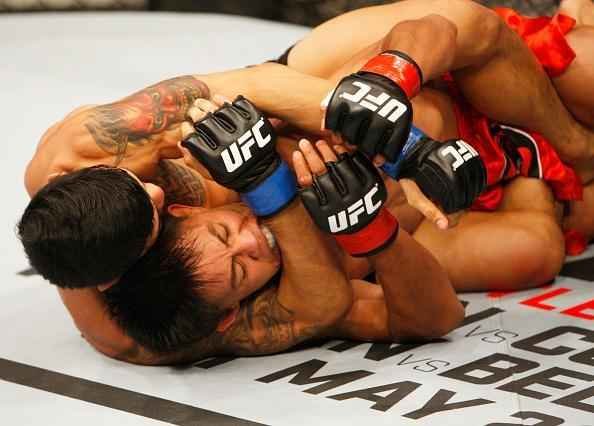 Jon Delos Reyes (bermuda preta) venceu Roldan Sangcha-an por finalizao no segundo round