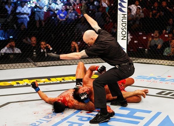 Jon Delos Reyes (bermuda preta) venceu Roldan Sangcha-an por finalizao no segundo round