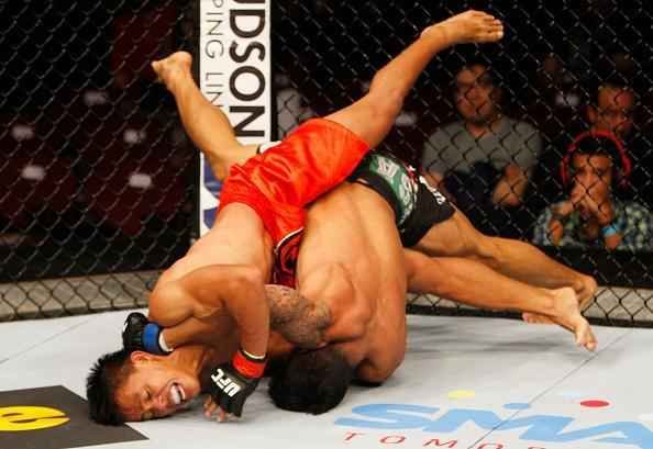 Jon Delos Reyes (bermuda preta) venceu Roldan Sangcha-an por finalizao no segundo round