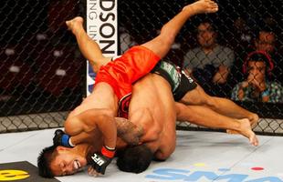 Jon Delos Reyes (bermuda preta) venceu Roldan Sangcha-an por finalizao no segundo round